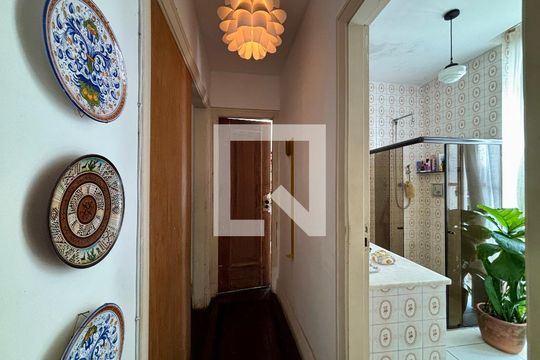 Banheiro social - corredor de acesso de apartamento para alugar com 3 quartos, 145m² em Copacabana, Rio de Janeiro