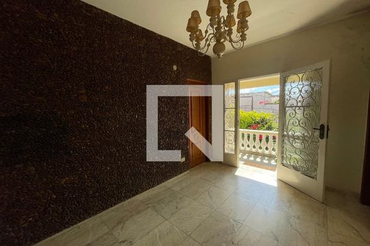 Sala de casa para alugar com 2 quartos, 890m² em Jardim Central, Cotia