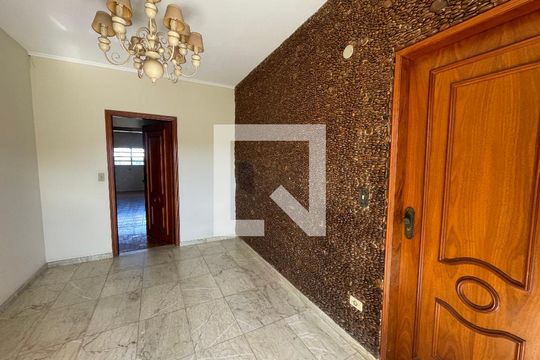 Sala de casa para alugar com 2 quartos, 890m² em Jardim Central, Cotia