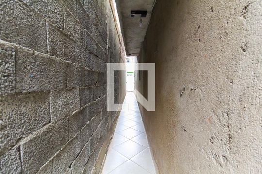 Corredor Externo de casa para alugar com 1 quarto, 80m² em Vila Santa Teresinha, São Paulo