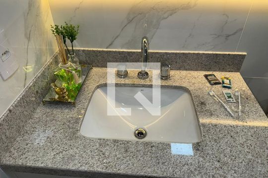 Banheiro de apartamento para alugar com 1 quarto, 30m² em Auxiliadora, Porto Alegre