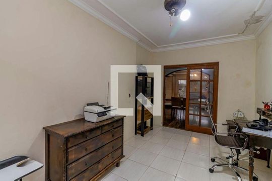 Escritório de casa à venda com 3 quartos, 308m² em Espírito Santo, Porto Alegre