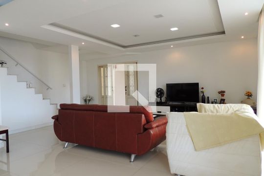 Sala de casa de condomínio à venda com 5 quartos, 900m² em Pechincha, Rio de Janeiro