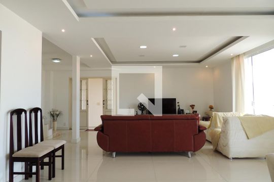Sala de casa de condomínio à venda com 5 quartos, 900m² em Pechincha, Rio de Janeiro