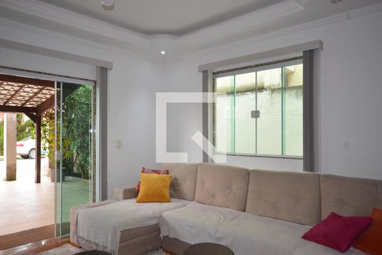 Sala de casa de condomínio para alugar com 3 quartos, 225m² em Campo Grande, Rio de Janeiro