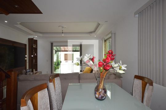 Sala de casa de condomínio para alugar com 3 quartos, 225m² em Campo Grande, Rio de Janeiro
