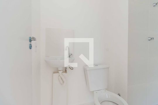 Banheiro de kitnet/studio para alugar com 0 quarto, 58m² em Chácara Inglesa, São Paulo
