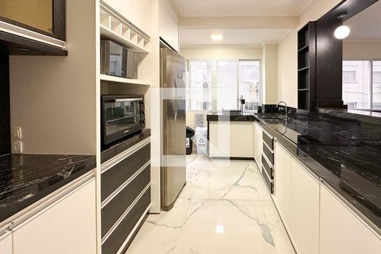 Cozinha de apartamento para alugar com 2 quartos, 119m² em Centro, Florianópolis