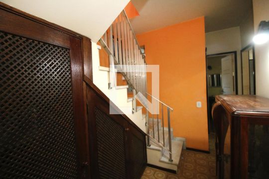 Sala - Escada 2º piso de casa para alugar com 4 quartos, 297m² em Brás de Pina, Rio de Janeiro
