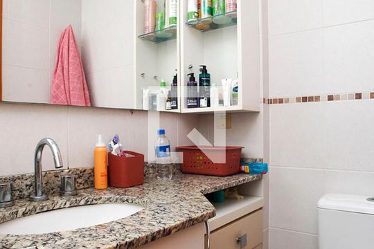 Banheiro da Suíte de apartamento à venda com 2 quartos, 58m² em Bom Fim, Porto Alegre