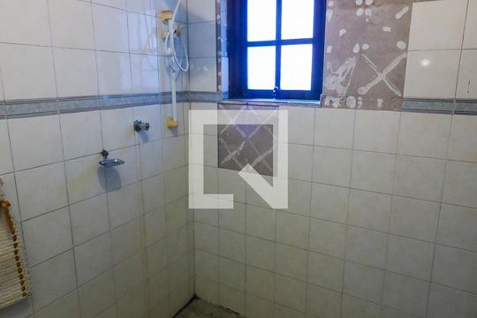 Banheiro 2 de casa para alugar com 3 quartos, 390m² em Partenon, Porto Alegre