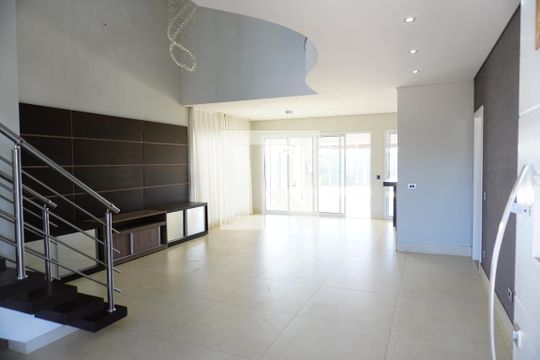 Sala de casa de condomínio para alugar com 4 quartos, 330m² em Riviera Tamborlim, Americana