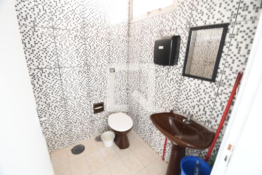 Banheiro de kitnet/studio para alugar com 1 quarto, 39m² em Centro, Campinas