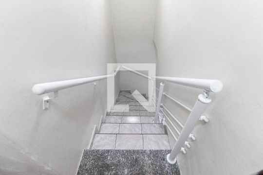 Escada de casa para alugar com 3 quartos, 110m² em Vila Rosaria, São Paulo