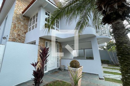 Fachada de casa de condomínio para alugar com 4 quartos, 326m² em Granja Vianna cotia, Cotia