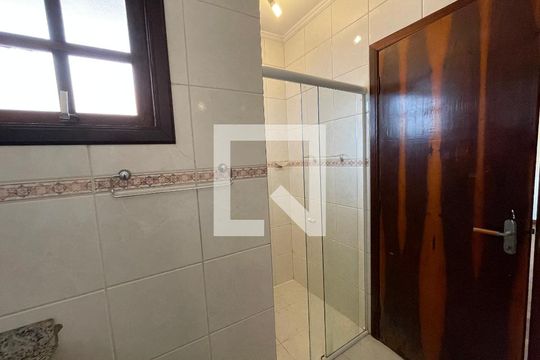 Banheiro da Suíte 2 de casa de condomínio para alugar com 4 quartos, 326m² em Granja Vianna cotia, Cotia