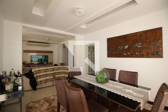 Sala de casa de condomínio para alugar com 3 quartos, 600m² em Taquara, Rio de Janeiro