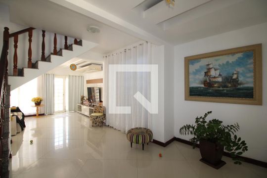 Sala de casa de condomínio para alugar com 3 quartos, 600m² em Taquara, Rio de Janeiro