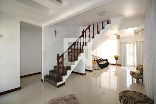 Sala de casa de condomínio para alugar com 3 quartos, 600m² em Taquara, Rio de Janeiro