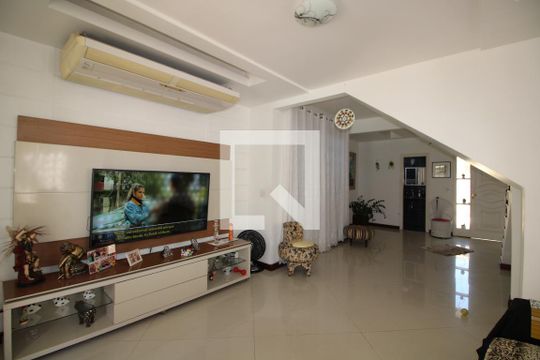 Sala de casa de condomínio para alugar com 3 quartos, 600m² em Taquara, Rio de Janeiro