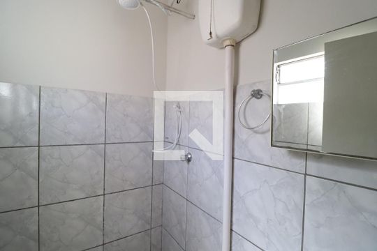 Banheiro de kitnet/studio para alugar com 1 quarto, 41m² em Santa Mônica, Uberlândia