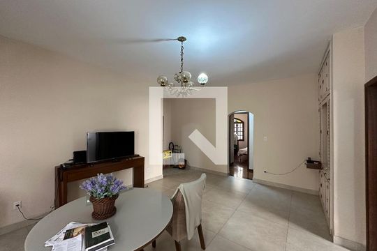 Casa para alugar com 4 quartos, 360m² em Alto Caiçaras, Belo Horizonte