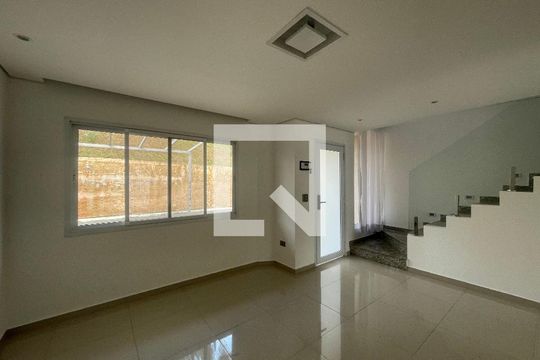 Sala de casa de condomínio para alugar com 3 quartos, 159m² em Jardim Rebelato, Cotia