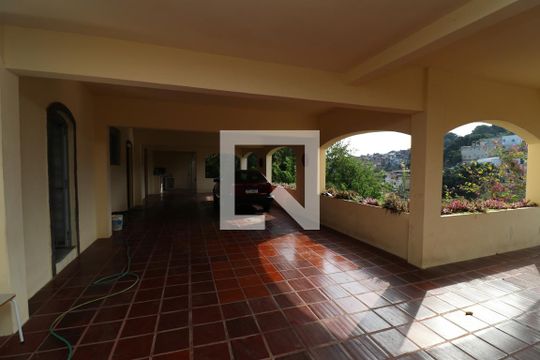 Garagem de casa para alugar com 5 quartos, 500m² em Pitangueiras, Rio de Janeiro