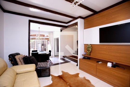 Sala de casa de condomínio à venda com 3 quartos, 200m² em Cristal, Porto Alegre