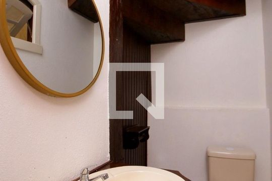 Banheiro de casa de condomínio à venda com 3 quartos, 200m² em Cristal, Porto Alegre
