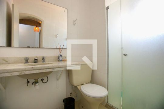 Banheiro de casa de condomínio à venda com 3 quartos, 200m² em Cristal, Porto Alegre