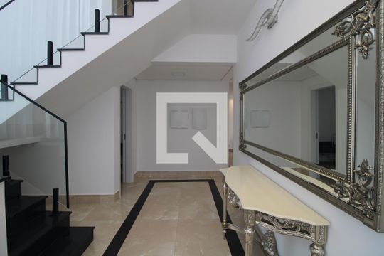 Sala de casa de condomínio para alugar com 4 quartos, 460m² em Jardim Prudência, São Paulo