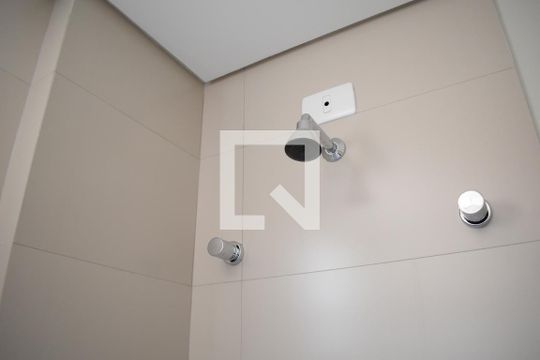 Banheiro de kitnet/studio para alugar com 1 quarto, 24m² em Centro, Curitiba