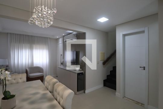 Sala de casa de condomínio à venda com 3 quartos, 120m² em Fátima, Canoas