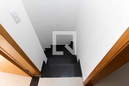 Escada de casa de condomínio à venda com 2 quartos, 55m² em Vila Moinho Velho, São Paulo