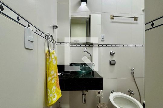 Banheiro social de kitnet/studio para alugar com 1 quarto, 40m² em Copacabana, Rio de Janeiro