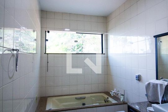 Banheiro da Suíte 3 de casa de condomínio para alugar com 3 quartos, 800m² em Campolim, Votorantim