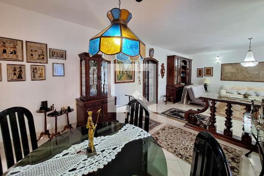 Sala de casa à venda com 5 quartos, 720m² em Piratininga, Niterói