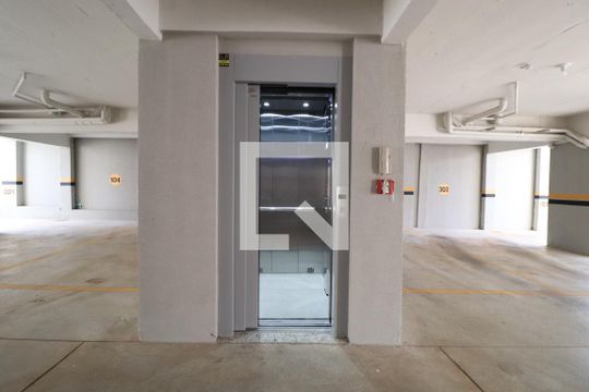 Área comum - Elevador de apartamento para alugar com 2 quartos, 56m² em Santa Mônica, Uberlândia