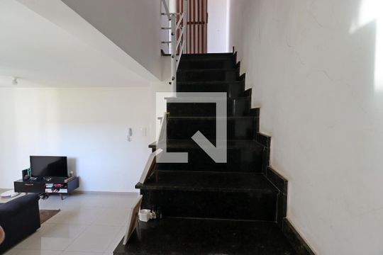 Escada de apartamento à venda com 2 quartos, 100m² em Vila Curuçá, Santo André