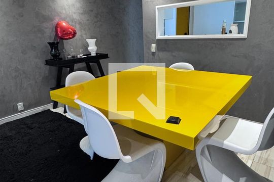 Sala de apartamento para alugar com 3 quartos, 78m² em Vila Sofia, São Paulo