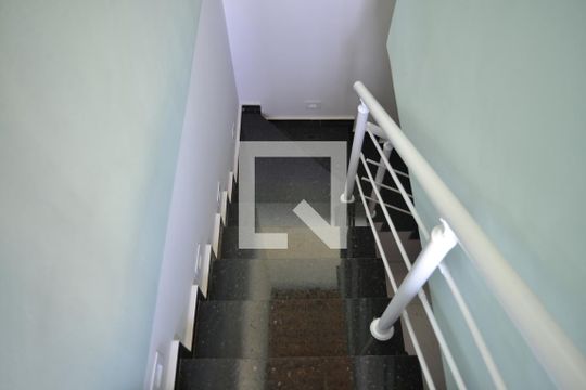 Escada de apartamento à venda com 2 quartos, 90m² em Vila Pires, Santo André