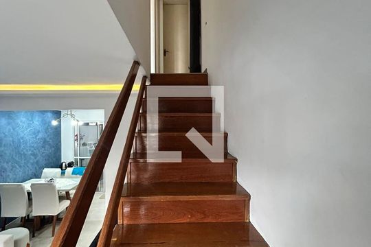 Escada de casa de condomínio à venda com 2 quartos, 97m² em Humaitá, Porto Alegre