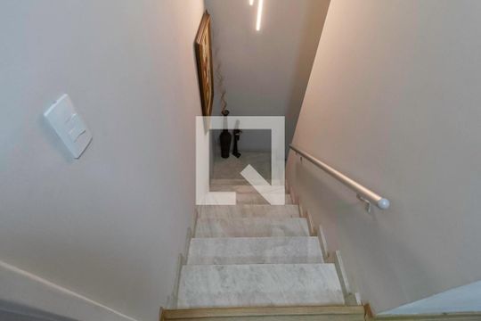 Escada de casa à venda com 2 quartos, 140m² em Serrano, Belo Horizonte