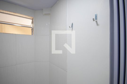 Banheiro de kitnet/studio para alugar com 1 quarto, 25m² em Vila Dorna, São Paulo