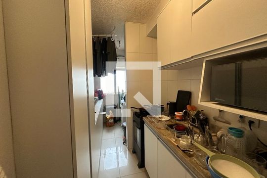Cozinha de apartamento para alugar com 2 quartos, 68m² em Jardim Tupanci, Barueri