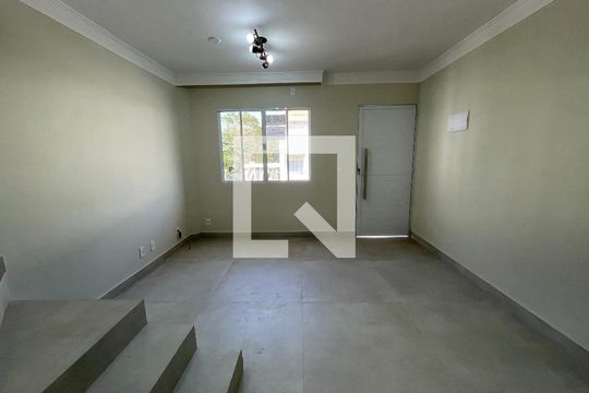 Sala de casa de condomínio para alugar com 2 quartos, 15m² em Quinta dos Angicos, Cotia