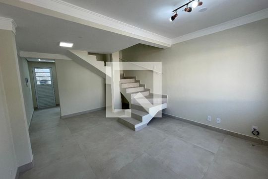 Sala de casa de condomínio para alugar com 2 quartos, 15m² em Quinta dos Angicos, Cotia