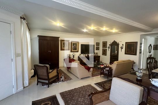 Sala de casa de condomínio para alugar com 5 quartos, 250m² em Barra da Tijuca, Rio de Janeiro