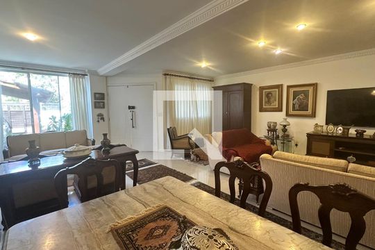 Sala de casa de condomínio para alugar com 5 quartos, 250m² em Barra da Tijuca, Rio de Janeiro